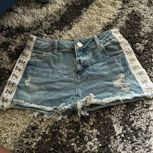 Light wash denim shorts with clasps